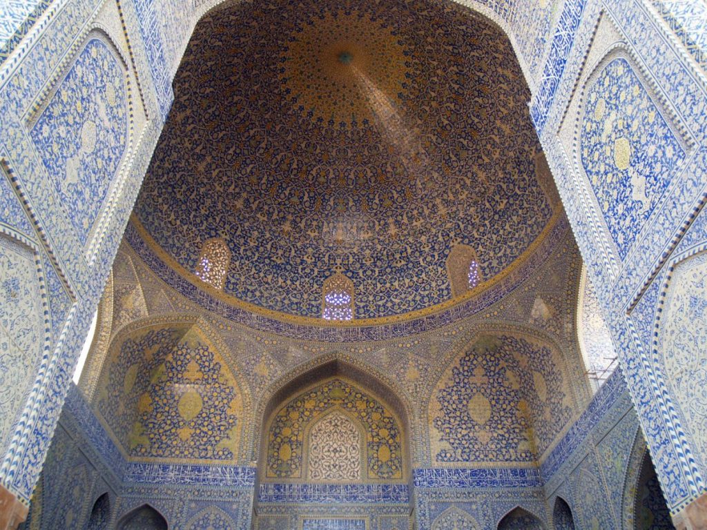 The Role of Mosque Carpets in Reducing Echo and Noise in Large Prayer Halls 2 The Role of Mosque Carpets in Reducing Echo and Noise in Large Prayer Halls